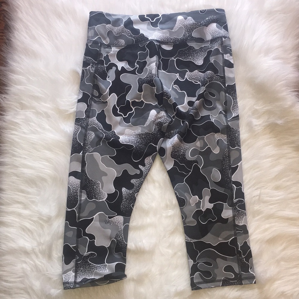 Avia Printed Capri W/pocket in Multi Size Large - Picture 13 of 16